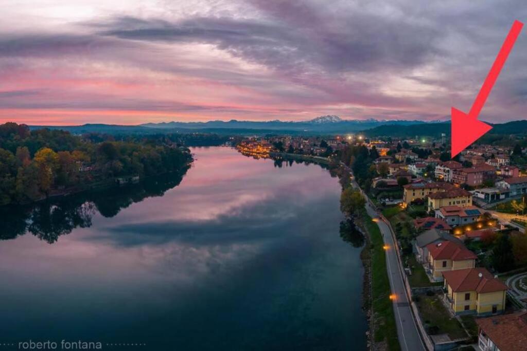 una vista aérea de un río con una flecha roja en Your Place By The Lake - near Leonardo Academy, MXP en Sesto Calende