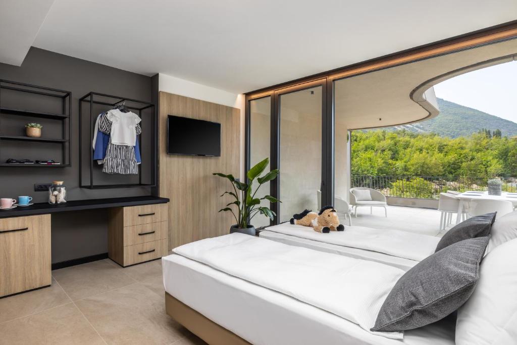 Nespecifikovaný výhled na hory nebo výhled na hory při pohledu z hotelu