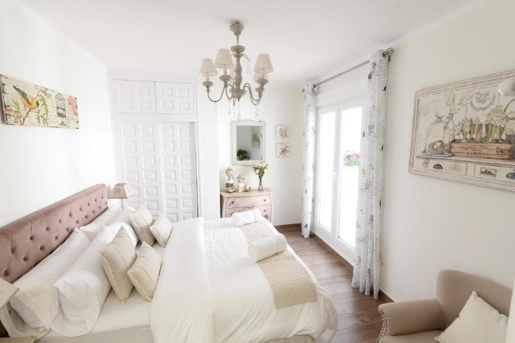 Postel nebo postele na pokoji v ubytování Sitges Centre Mediterranean House- 5 Bedroom, 4 Bathroom, Terrace Courtyard, Private Rooptop Pool