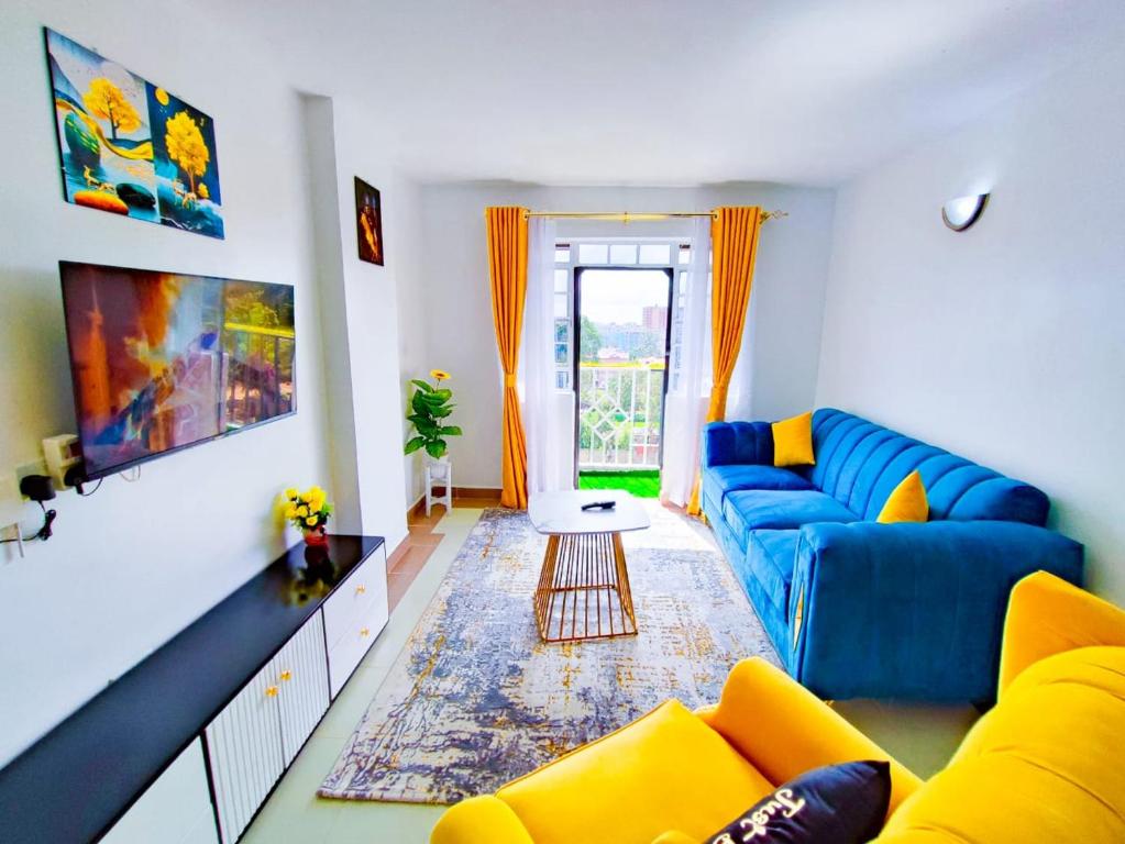 Posezení v ubytování Cozy one bedroom thika Road near garden city