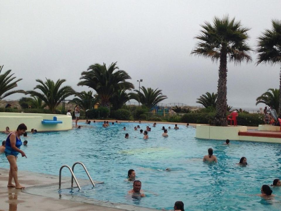 un grupo de personas en una piscina en Condominio Ilimay Las Cruces El Tabo, en Las Cruces