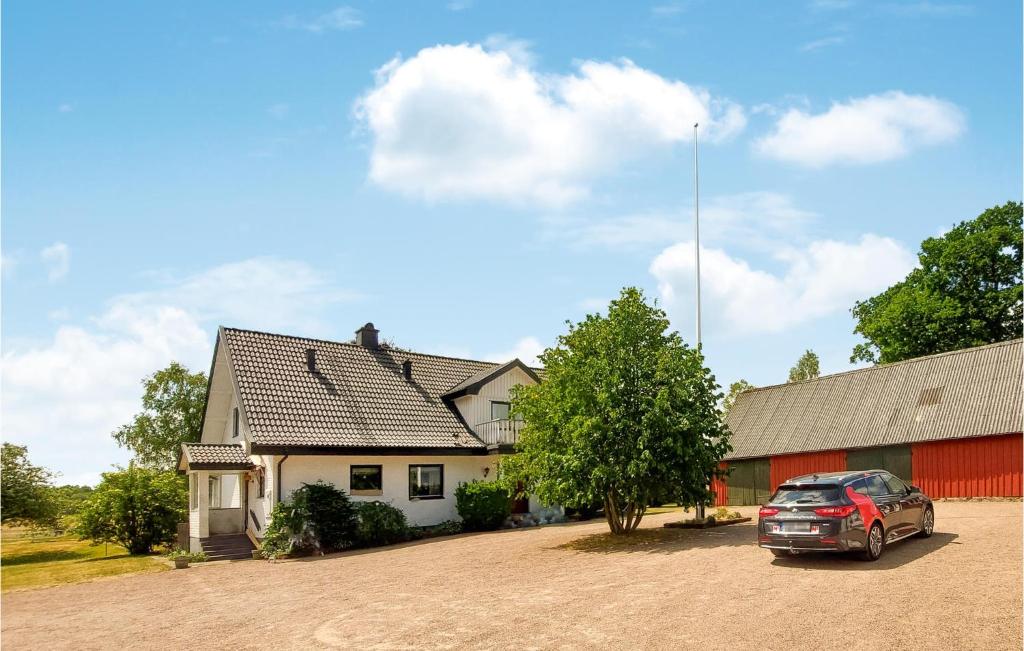 ein vor einem Haus geparkt in der Unterkunft Beautiful Home In Munka-ljungby With House A Panoramic View in Boarp
