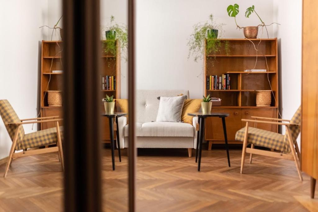 soggiorno con sedia e libreria di Apartament Vintage a Płock