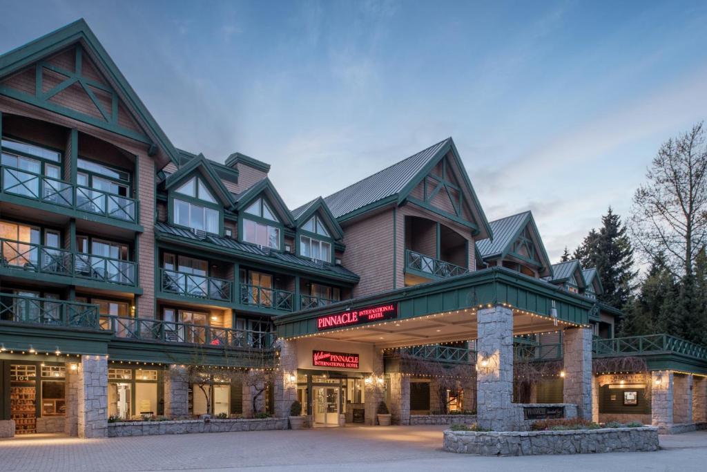 een groot gebouw met veel ramen bij Pinnacle Hotel Whistler in Whistler