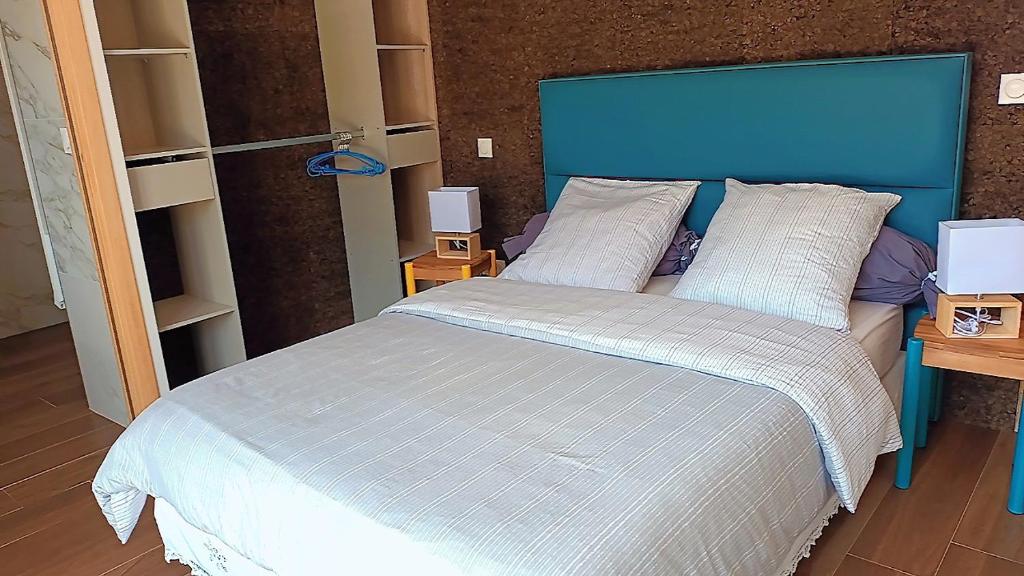 Una cama o camas en una habitación de Agréable chambre dans le maquis