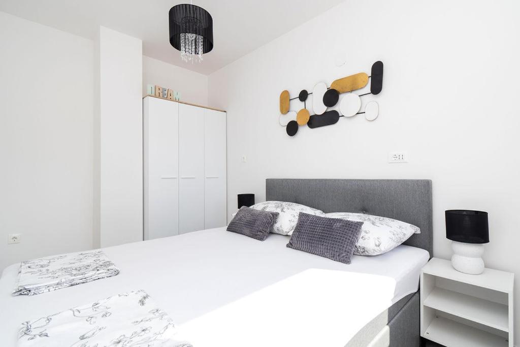 Postel nebo postele na pokoji v ubytování Apartments Grubišić - Šibenik - parking included