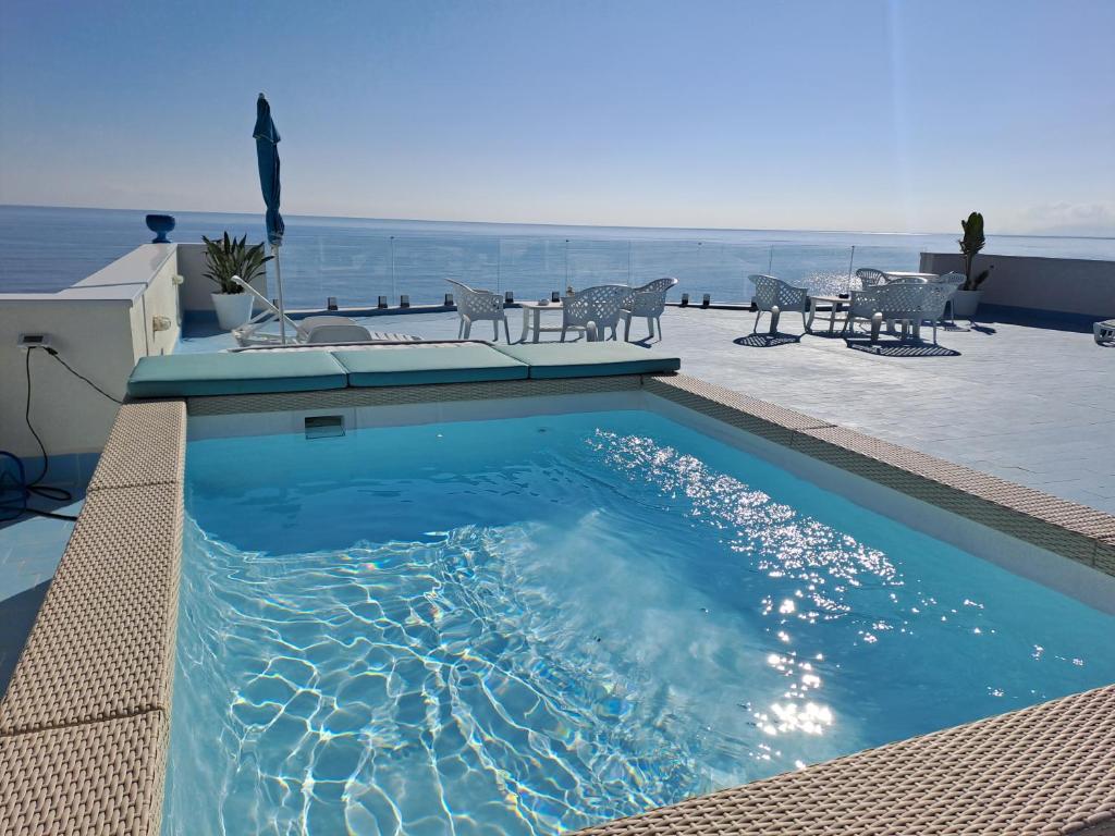 una piscina con vistas al océano en La Luna sul Mare, Sea-Luxury Rooms, en Casteldaccia