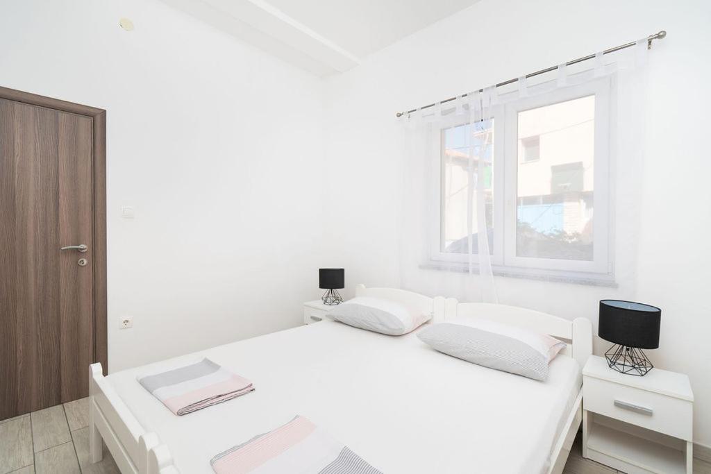 Postel nebo postele na pokoji v ubytování Apartments Grubišić - Šibenik - parking included