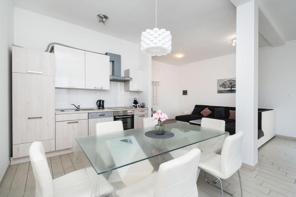 Kuchyň nebo kuchyňský kout v ubytování Apartments Grubišić - Šibenik - parking included