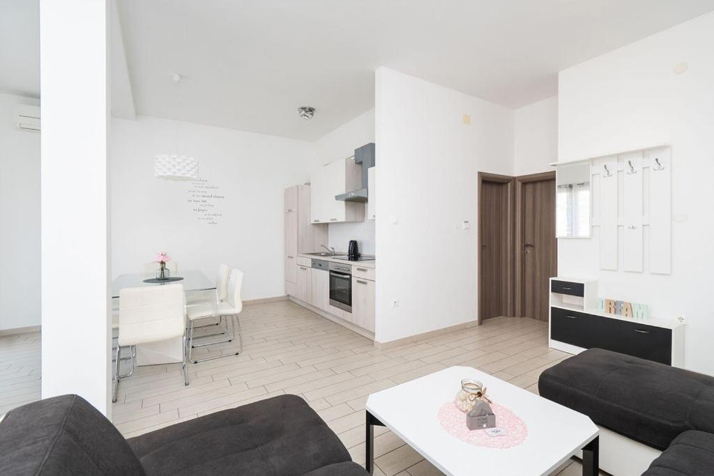 Kuchyň nebo kuchyňský kout v ubytování Apartments Grubišić - Šibenik - parking included