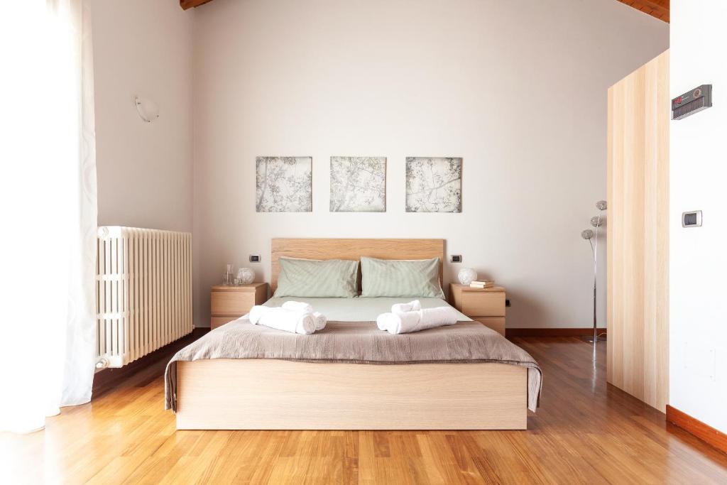 a bedroom with a large bed with two towels at Apartment MisiAdele in Carnago