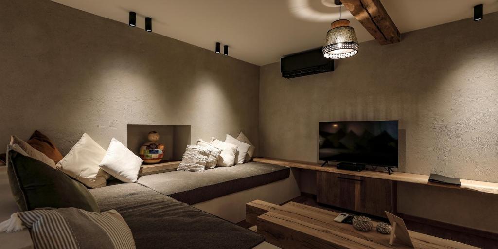 TV a/nebo společenská místnost v ubytování Couleur basilic