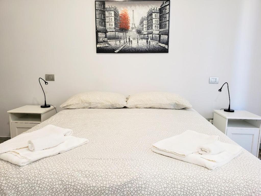 a bedroom with a bed with two towels on it at Dimora Prezioso - Affitti Brevi Italia in Monte SantʼAngelo