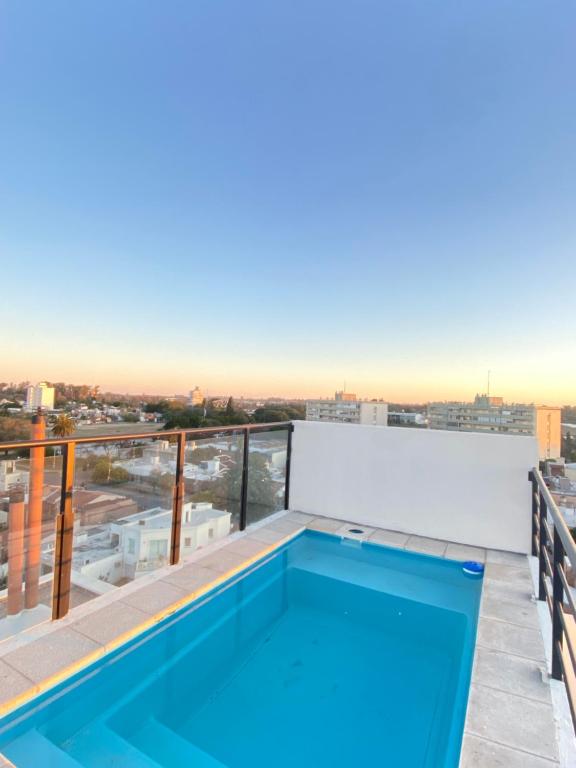 a swimming pool on the roof of a building at Apartamento a metros de la costanera y el lago in Villa María