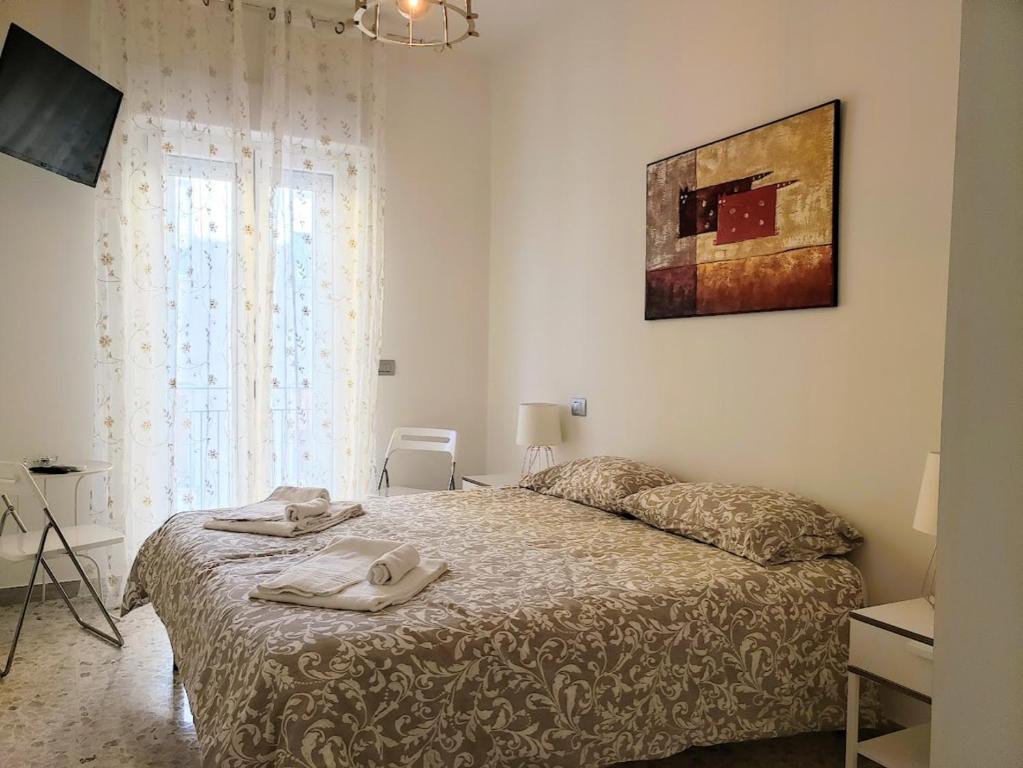 Dimora Mastcarrir في مونتي سانت أنجلو: غرفة نوم عليها سرير وفوط