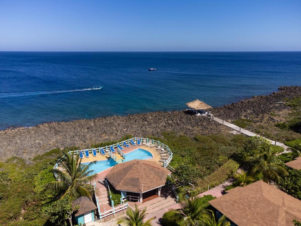 una vista aérea de un complejo con piscina en Seagrape Plantation Resort & Dive Center, en West End