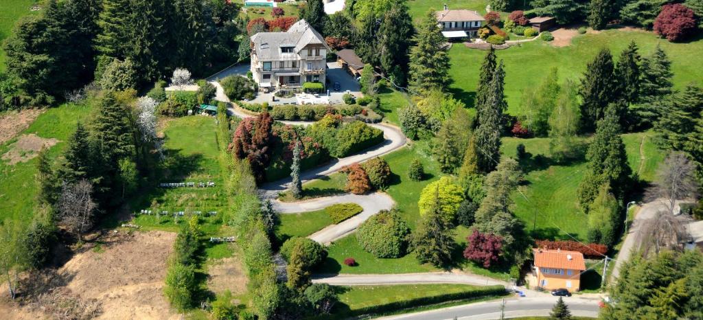 una vista aérea de una casa en una colina con una carretera en B&B Villa Tavallini, en Pollone
