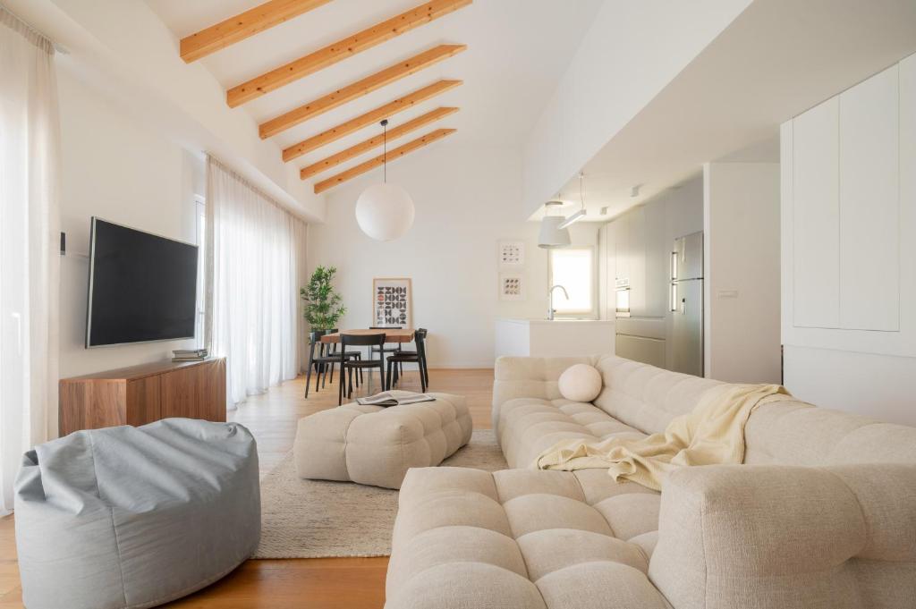 un salon avec un canapé et une télévision dans l'établissement Villa Activitas - Professional Fitness & Pool, à Kaštela