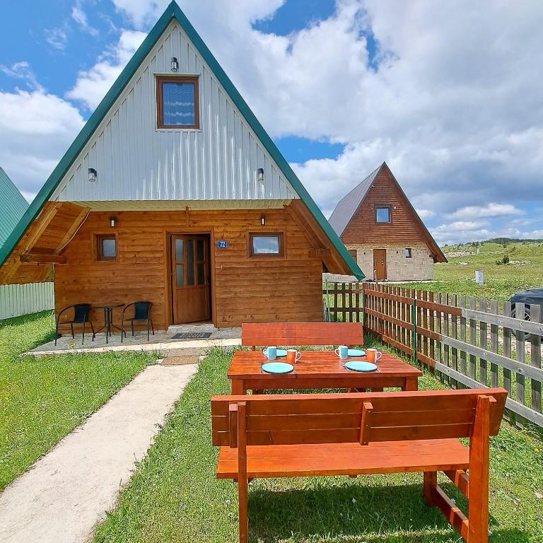 Holiday home Mountain sight في زبلجك: حضيرة فيها طاولة ومقعد امامها