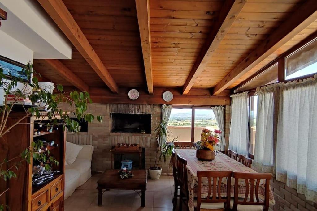 ein Wohnzimmer mit einem Tisch und einem Sofa in der Unterkunft La terrazza sul golfo in Sìnnai