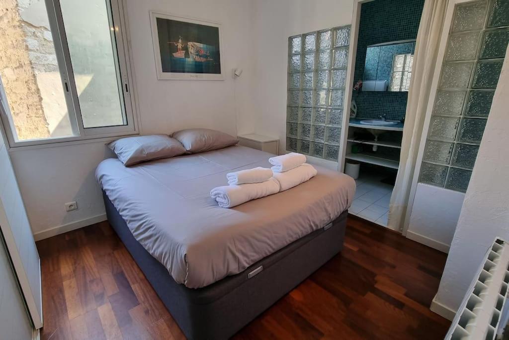 une chambre avec deux lits avec des serviettes dessus dans l'établissement Duplex Montpellier centre-ville, à Montpellier