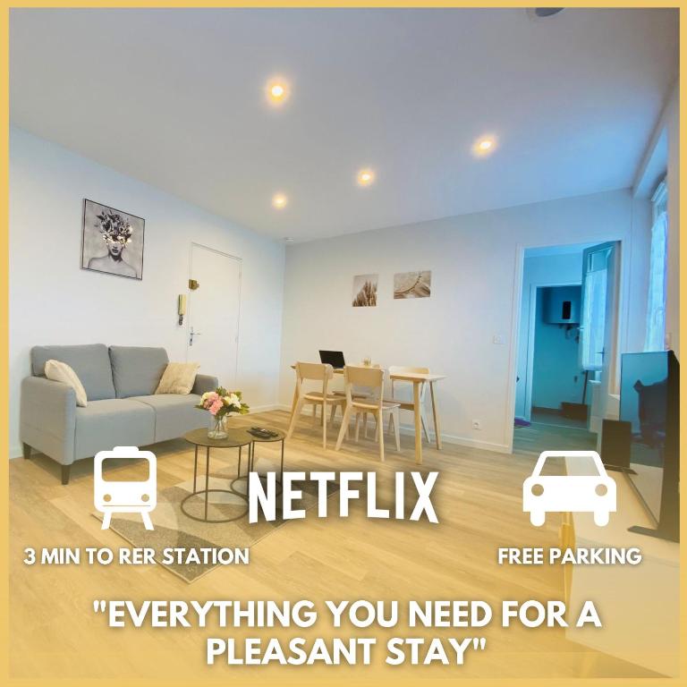 un salon avec un canapé et une table dans l'établissement Cozy appart' a deux pas de la gare - Cozy Houses, à Palaiseau