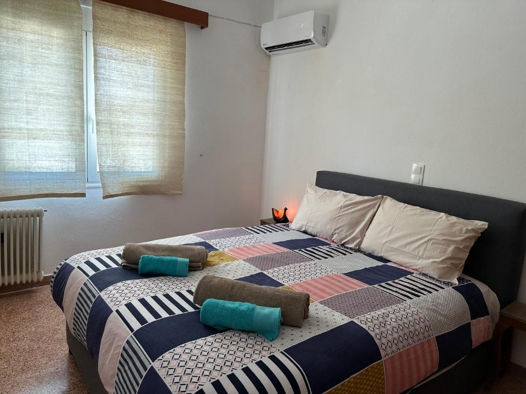 1 cama con almohadas en el dormitorio en Goldy Centre Home en Rethymno