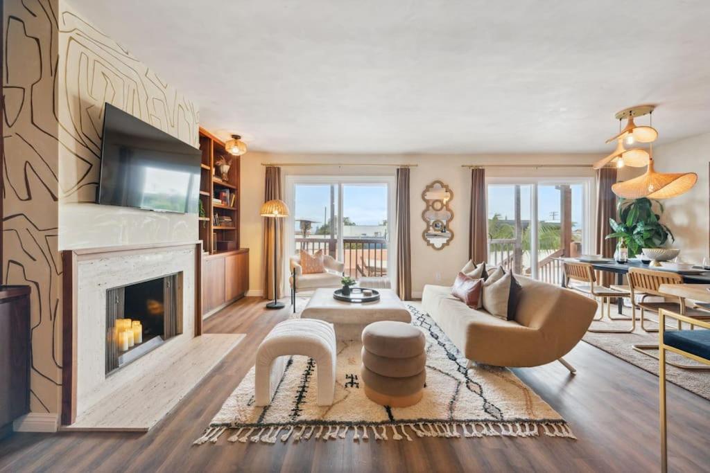 ein Wohnzimmer mit einem Kamin und einem Sofa in der Unterkunft Luxurious La Jolla Condo w/ Ocean Views! in San Diego