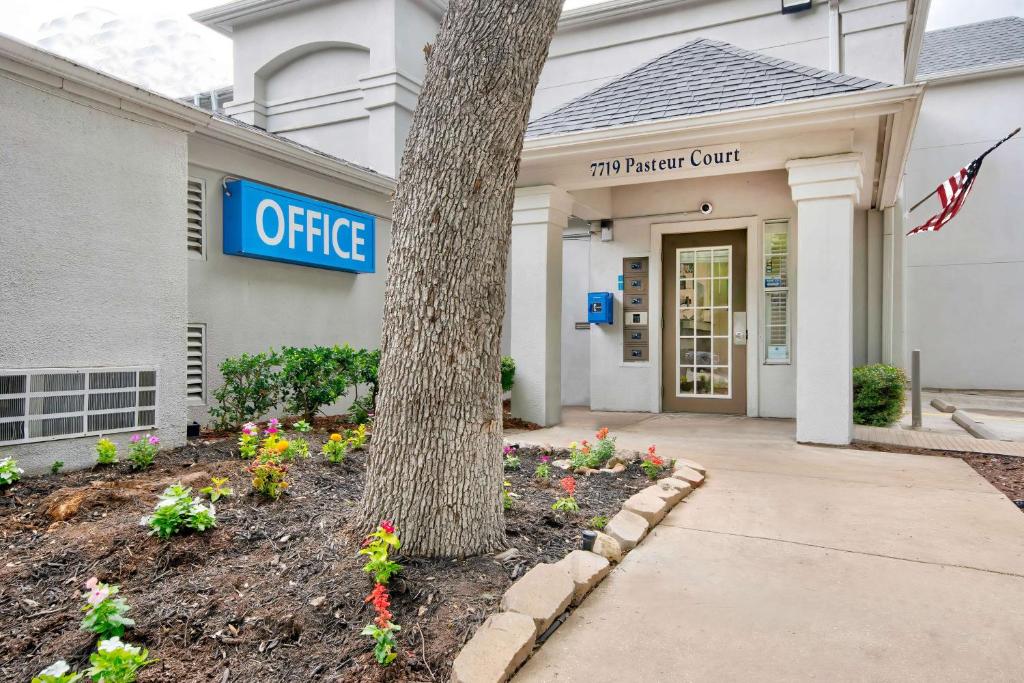 a office building with a tree in front of it at Studio 6-San Antonio, TX - Medical Center in San Antonio