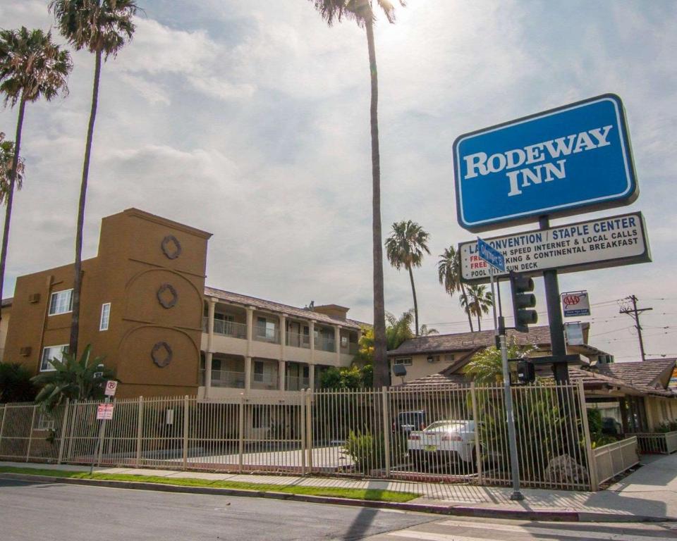 a road way inn sign in front of a building at Rodeway Inn Los Angeles Convention Center in Los Angeles