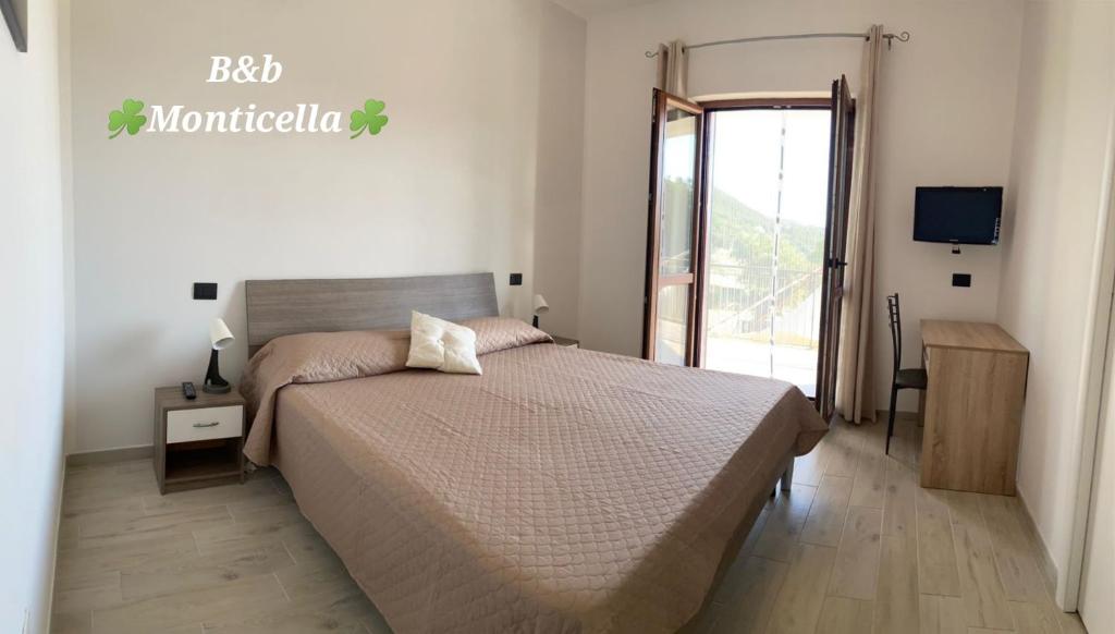um quarto com uma cama e uma porta de vidro deslizante em B&b Monticella Contursi Terme em Contursi Terme