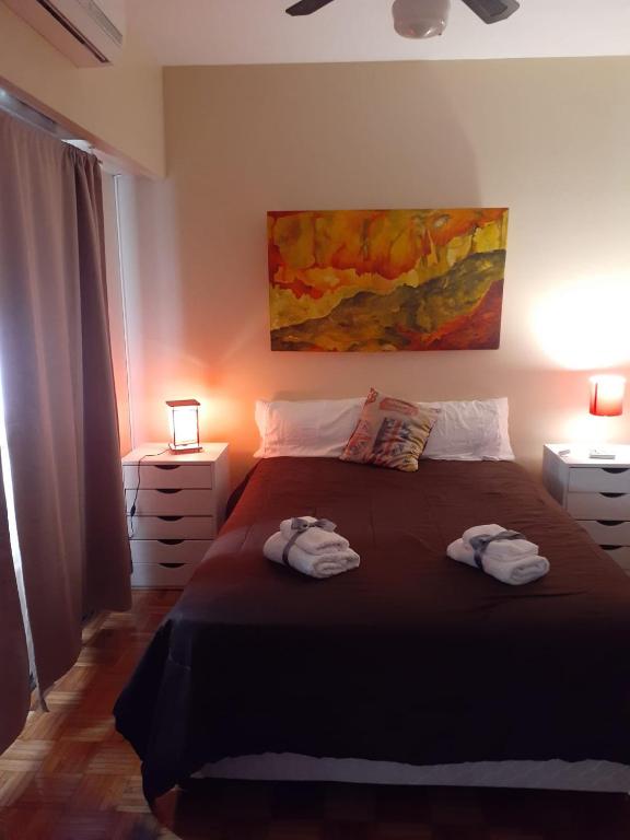 um quarto com uma cama com duas toalhas em Vicente López Fresh em Vicente López