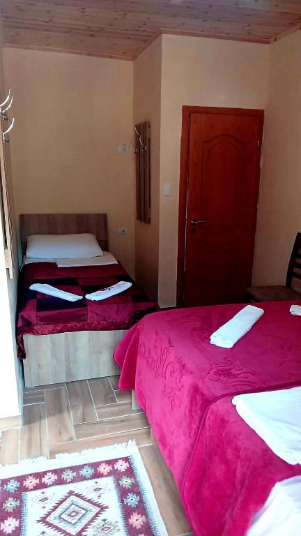 Postel nebo postele na pokoji v ubytování Guest House Shtëpiza Theth