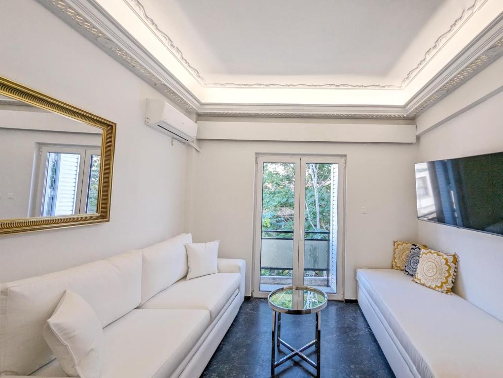 雅典的住宿－Acropolis View Dream Apartments，客厅配有白色的沙发和桌子