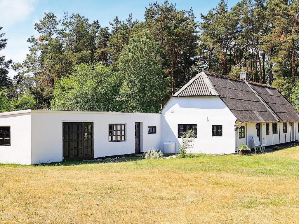 Læsøにある6 person holiday home in Læsø-By Traumの黒屋根の白納屋