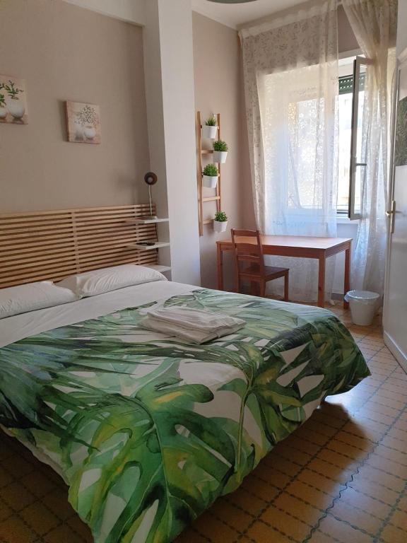 Un dormitorio con una cama y una mesa en una habitación. en Holiday Max, en Roma