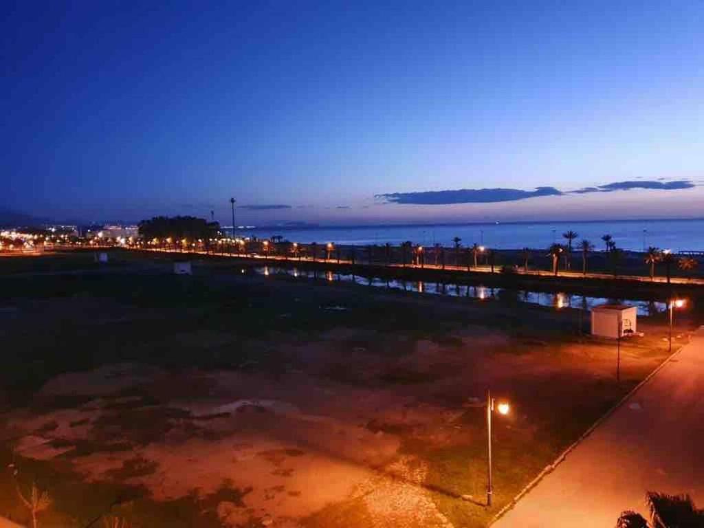 vista su un parcheggio notturno di Appartement de luxe avec vue imprenable sur la mer: vivez un séjour inoubliable à Mdiq a M'diq