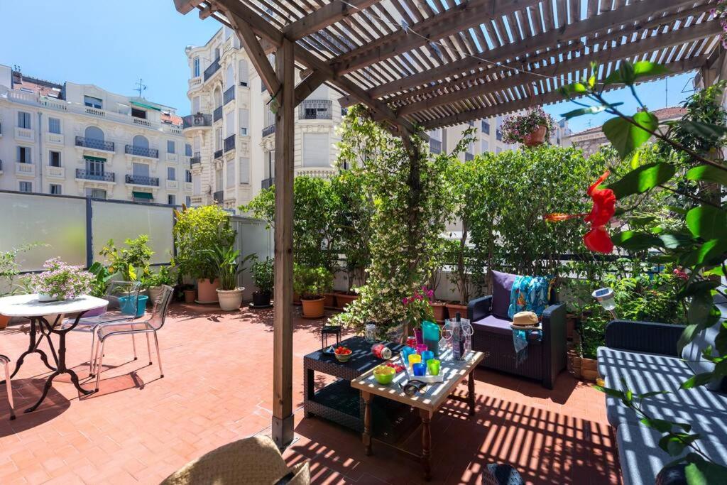 une terrasse avec une pergola, une table et des chaises dans l'établissement Appart Nice Centre - Terrasse privé Exceptionnelle - Supérieur 3 pièces AC - Garage privé, à Nice