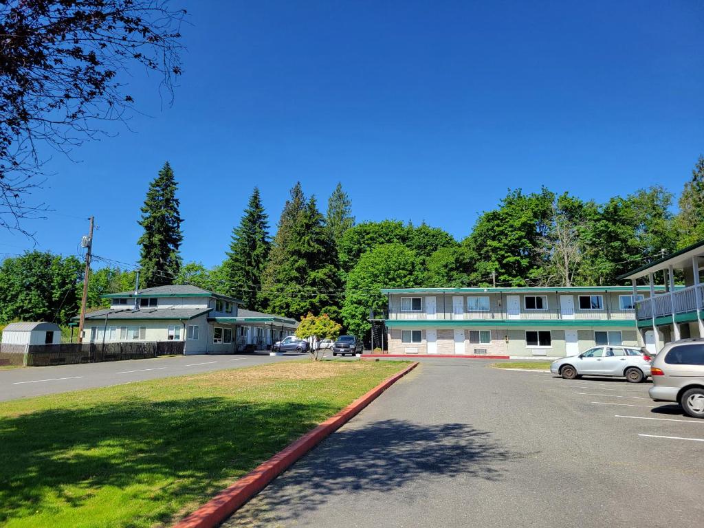 uma rua com carros estacionados em frente a um edifício em Stellar Motel em Port Orchard