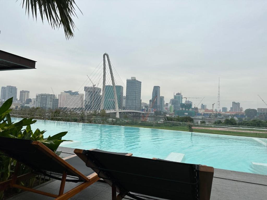 duży basen z widokiem na miasto w obiekcie City river view with Workstation & Downtown access w Ho Chi Minh
