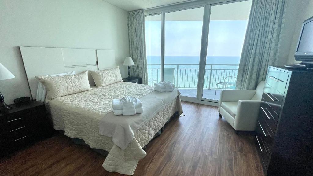 een slaapkamer met een bed en uitzicht op de oceaan bij Highest Ocean Front View in Myrtle Beach