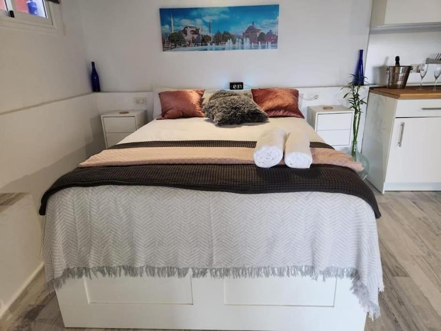 ein Schlafzimmer mit einem großen Bett in einem Zimmer in der Unterkunft La Montaña 2 in Sabinosa