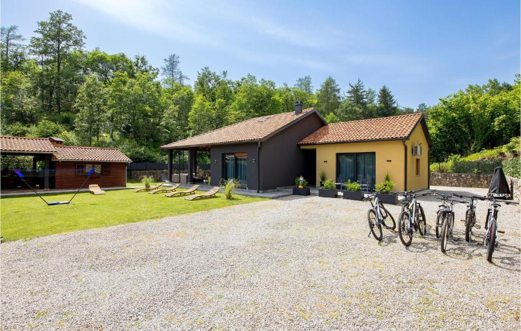 - un groupe de vélos garés devant une maison dans l'établissement 3 Bedroom Nice Home In Klana, à Klana