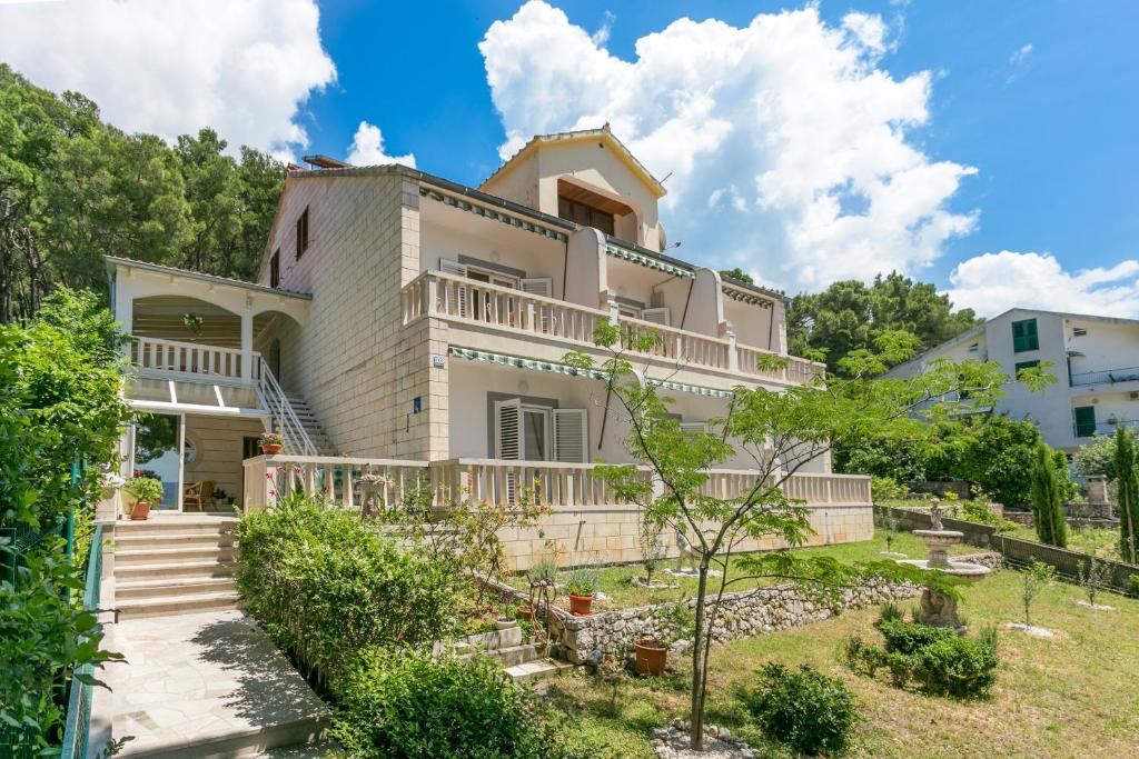 Großes weißes Haus mit Balkon in der Unterkunft Apartments by the sea Brela, Makarska - 18356 in Brela