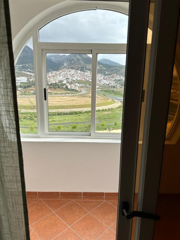 een open raam met uitzicht op de stad bij Miramonte in Tetouan