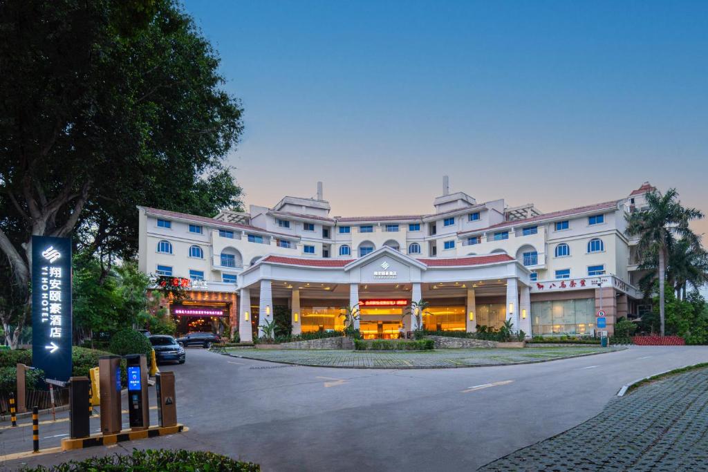 un grande edificio bianco con una strada di fronte di Xiamen Xiang An Yi Hao Hotel a Xiamen