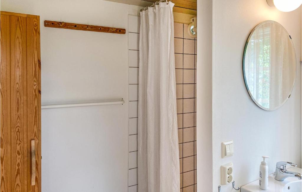 Ett badrum på Beautiful Home In Valdemarsvik With Sauna