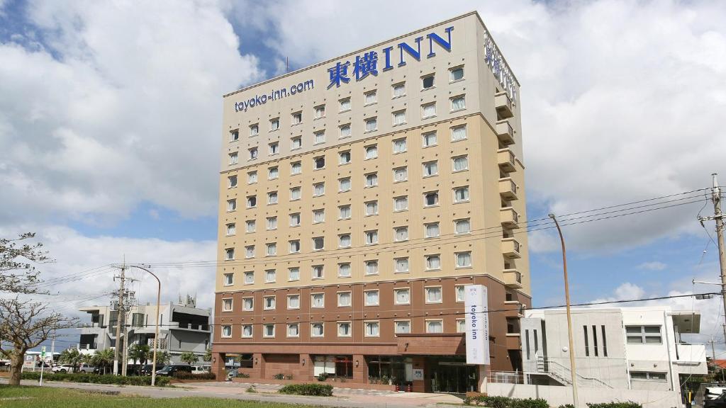 een gebouw met een bord aan de zijkant bij Toyoko Inn Okinawa Ishigaki-jima in Ishigaki Island