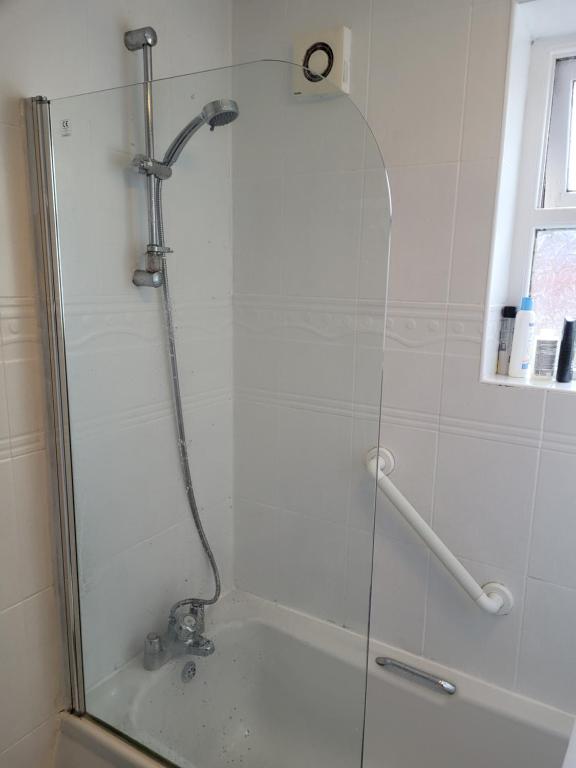 y baño con ducha y puerta de cristal. en No 1 Decent Homes- Quiet double bedroom en Dukinfield