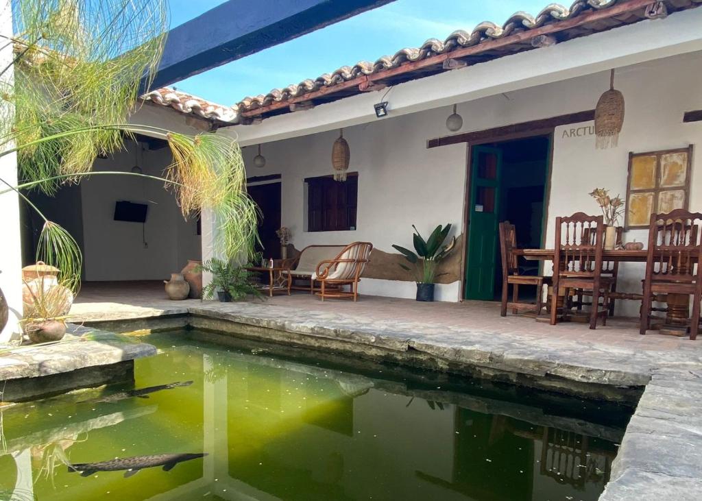 una casa con un estanque koi en el patio en Casa Cristal en Chiapa de Corzo